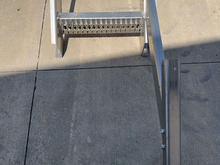 stainless-steps-w/-handrail-image-2