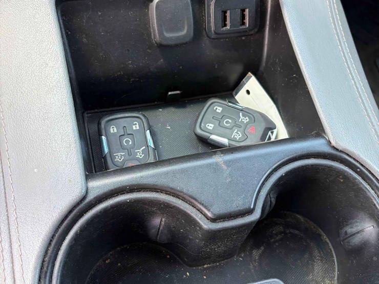 2019-chevrolet-suburban-image-17