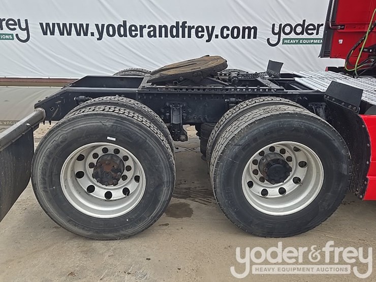 2019-volvo-vnl860-image-12