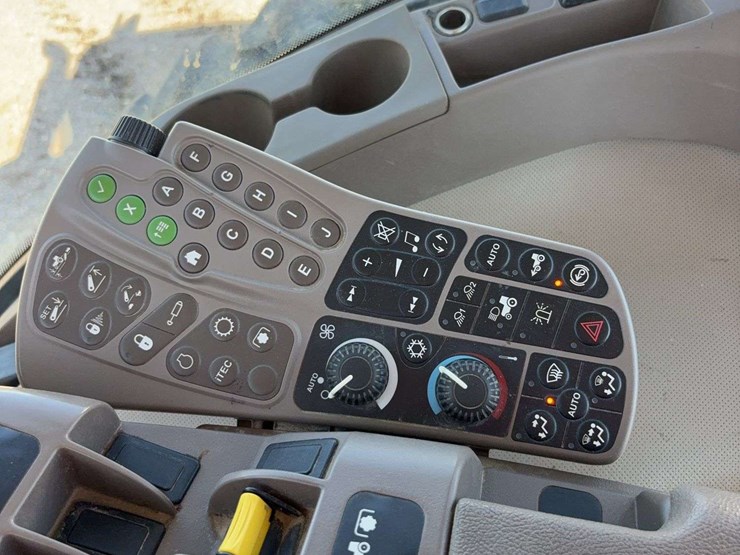 2011-john-deere-8260r-image-54