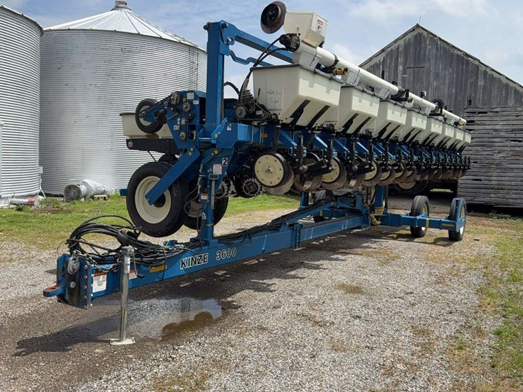 2014-kinze-16-row-corn-planter-with-dry-fertilizer-image-21