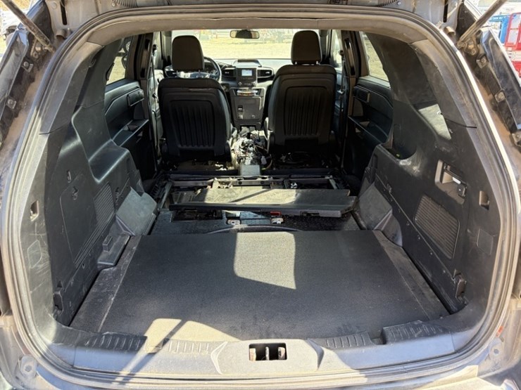 2020-ford-explorer-image-21