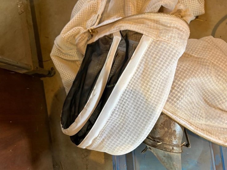 bee-keeping-suit/supplies-image-2