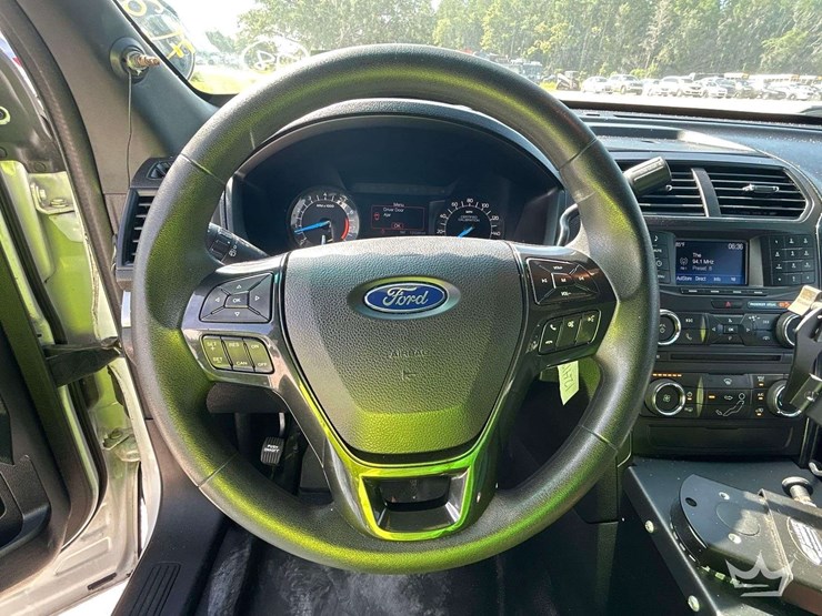2016-ford-explorer-image-14