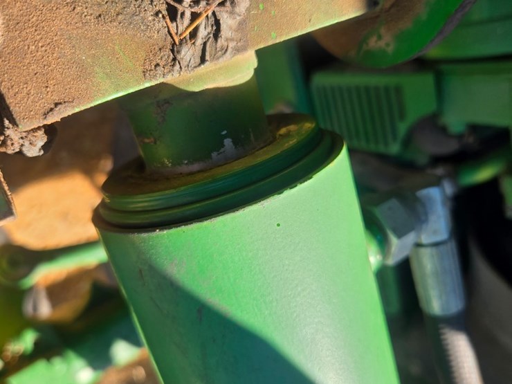 2010-john-deere-6115d-image-76