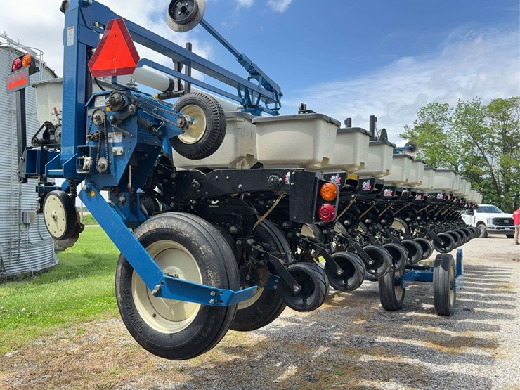 2014-kinze-16-row-corn-planter-with-dry-fertilizer-image-12