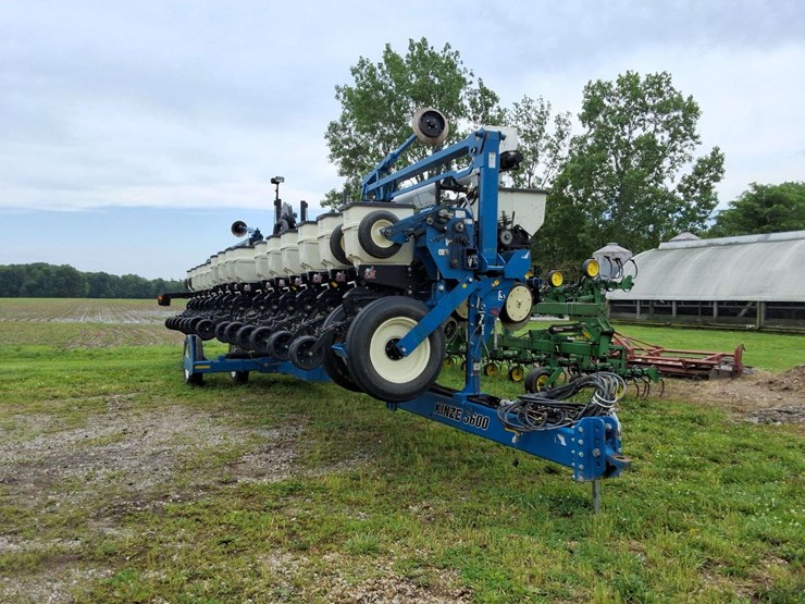 2015-kinze-16-row-corn-planter-with-dry-fertilizer-image-1
