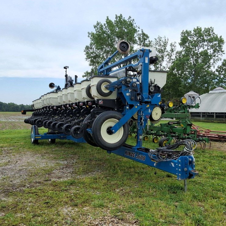 2015 Kinze 16 Row Corn Planter with dry fertilizer