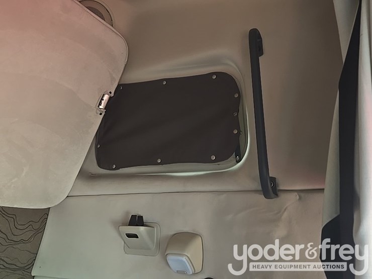 2015-volvo-vnl-image-63