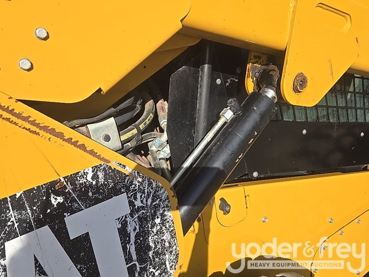 2017-caterpillar-262d-image-24