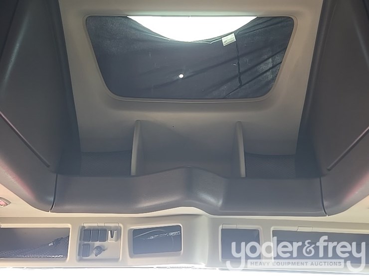 2015-volvo-vnl-image-75