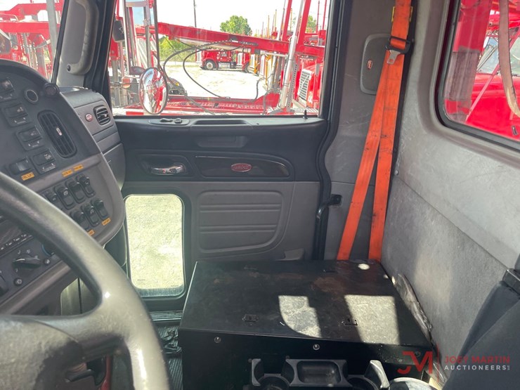 2016-peterbilt-365-image-19