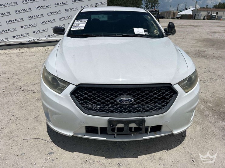 2013-ford-taurus-awd-sedan-image-27