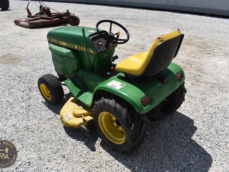 john-deere-210-image-4