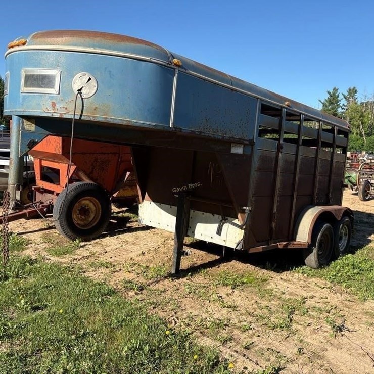 10' Gooseneck Cattle Trailer