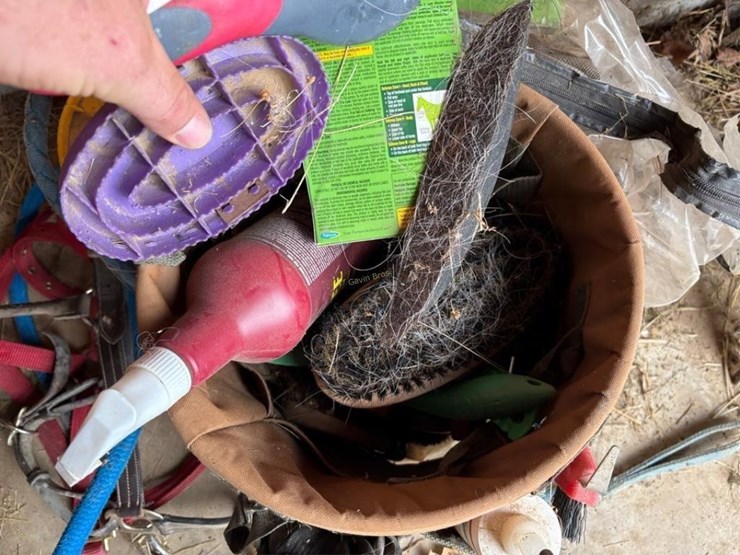 bucket-organizer-&-horse-care-items-image-5