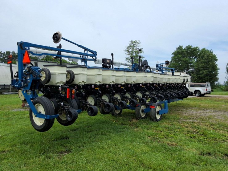 2015-kinze-16-row-corn-planter-with-dry-fertilizer-image-13