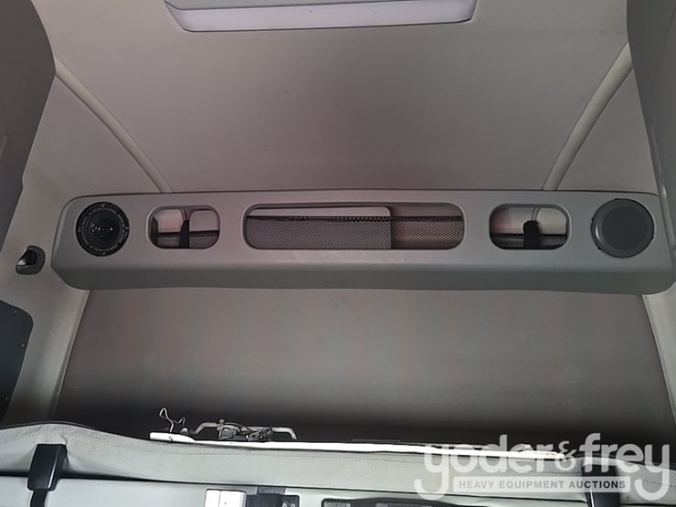 2019-volvo-vnl860-image-42