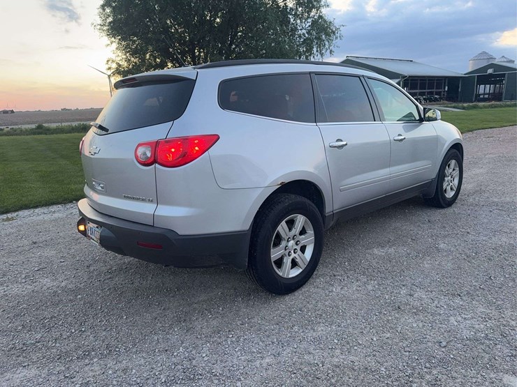 2012-chevrolet-traverse-image-2