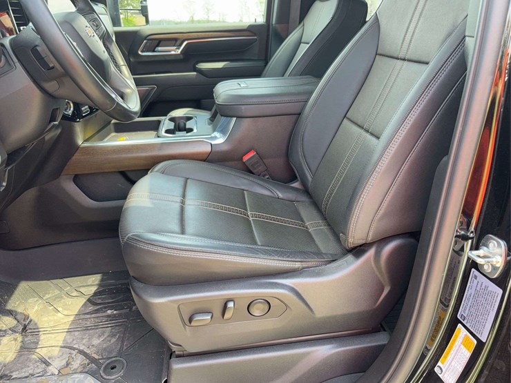 2025-chevrolet-silverado-2500hd-high-country-image-31