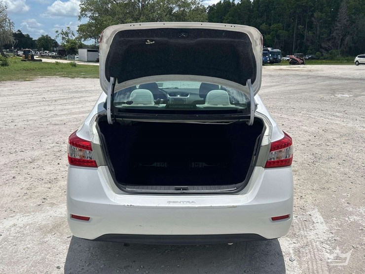 2013-nissan-sentra-sedan-image-21