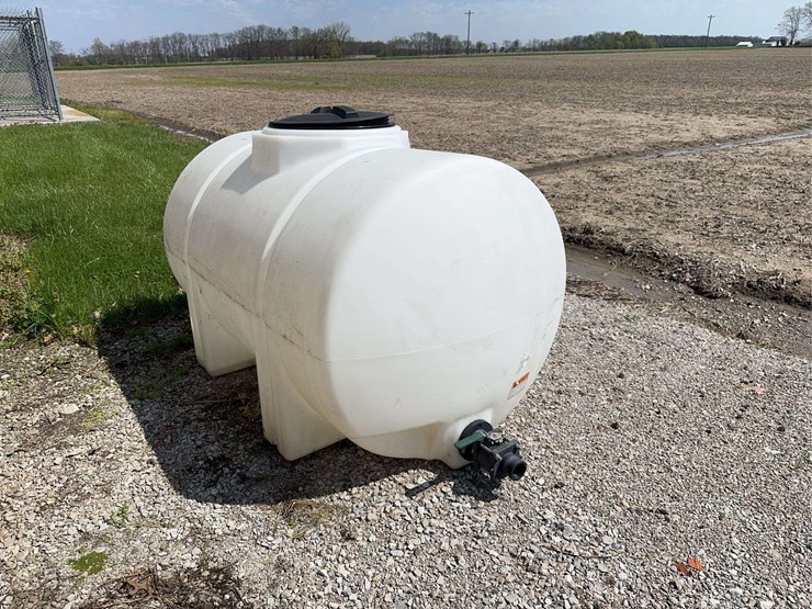 white-poly-chemical-tank---300-gal-(lid-is-warped-and-missing-small-lid)-image-7