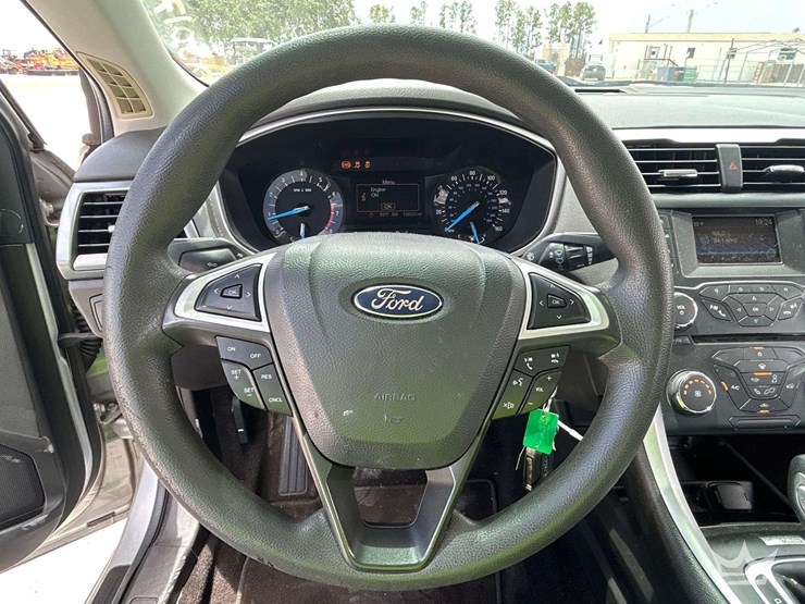 2014-ford-fusion-sedan-image-13