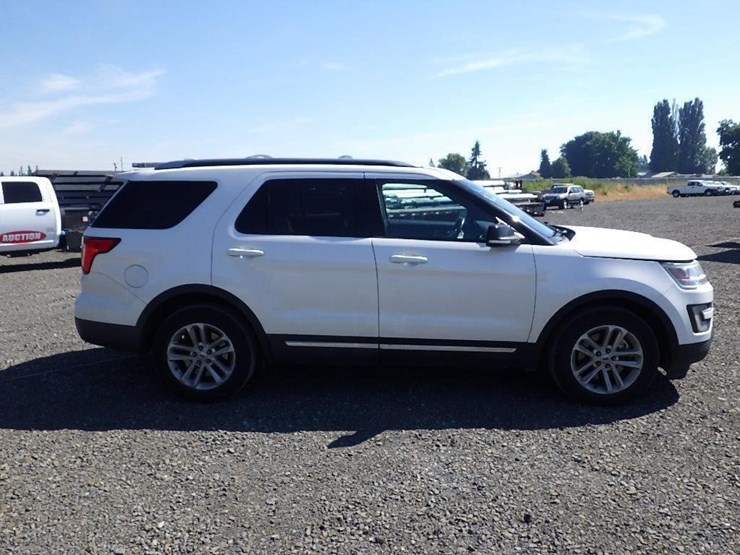 2016-ford-explorer-image-4