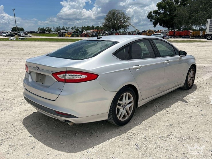 2014-ford-fusion-sedan-image-3