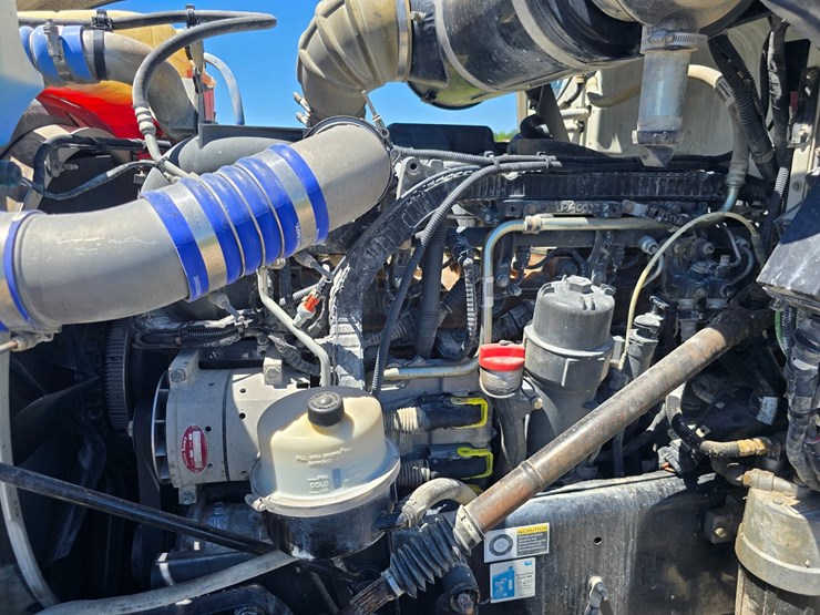 2017-peterbilt-365-image-35