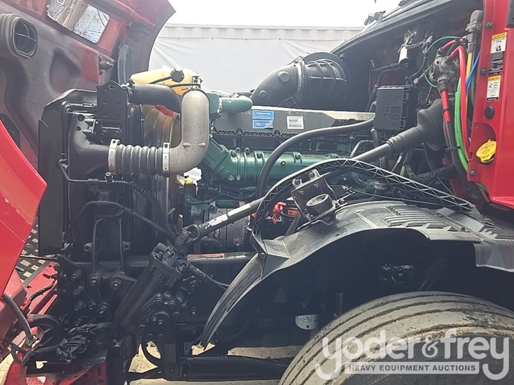 2015-volvo-vnl-image-31