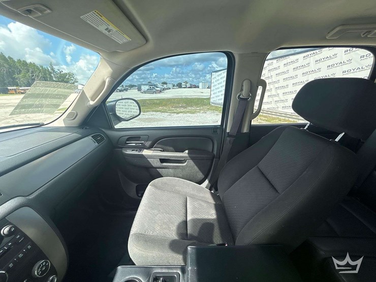 2013-chevrolet-tahoe-image-17