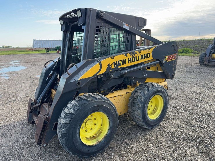 new-holland-l185-image-1