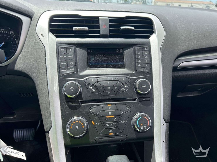 2014-ford-fusion-sedan-image-17