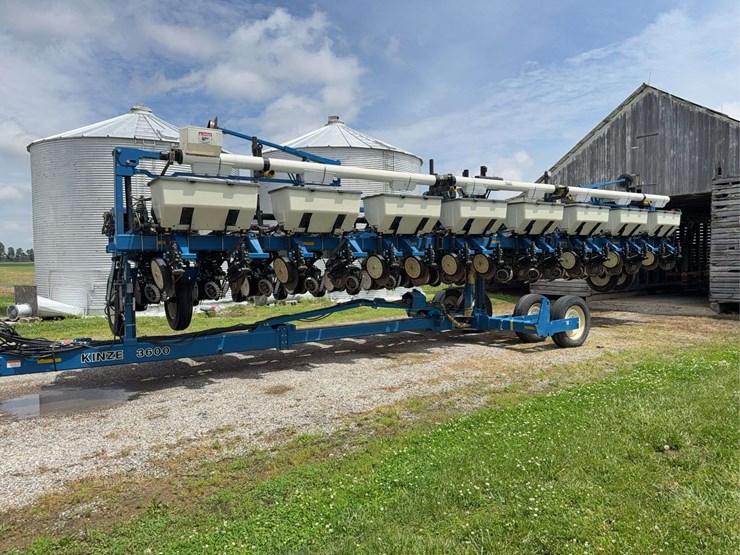 2014-kinze-16-row-corn-planter-with-dry-fertilizer-image-19