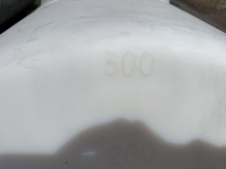 white-poly-chemical-tank---300-gal-(lid-is-warped-and-missing-small-lid)-image-11
