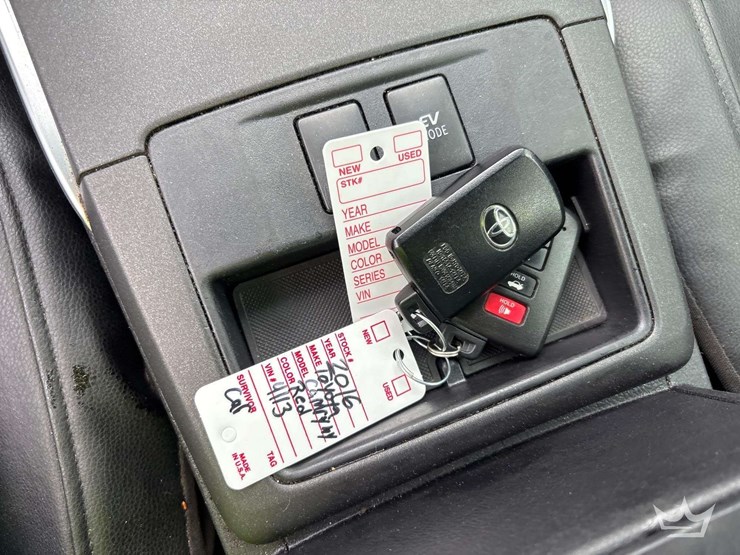 2016-toyota-camry-hybrid-sedan-image-25