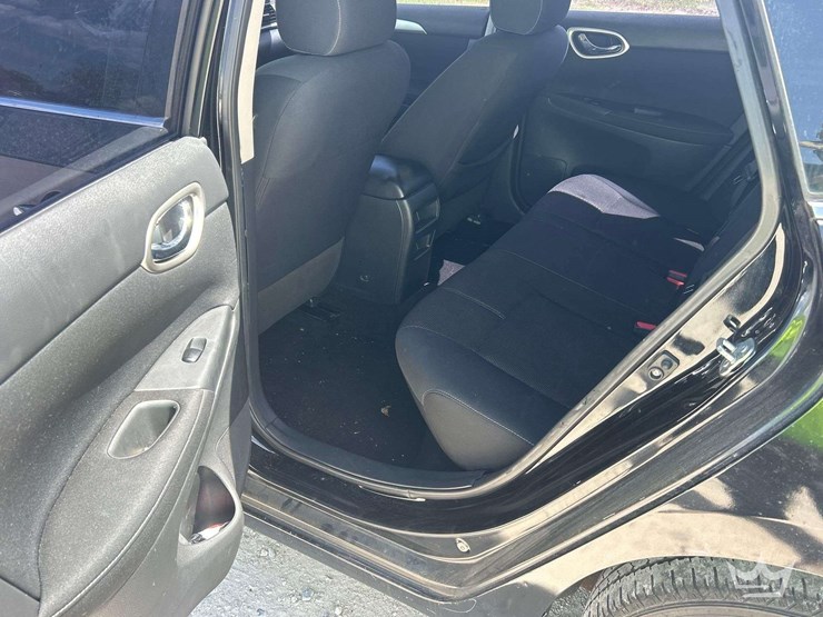 2015-nissan-sentra-sedan-image-21