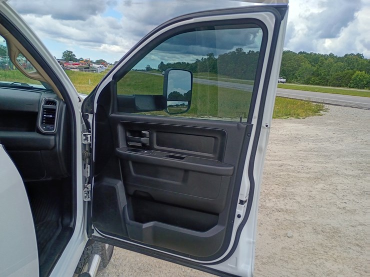 2020-dodge-2500-image-37