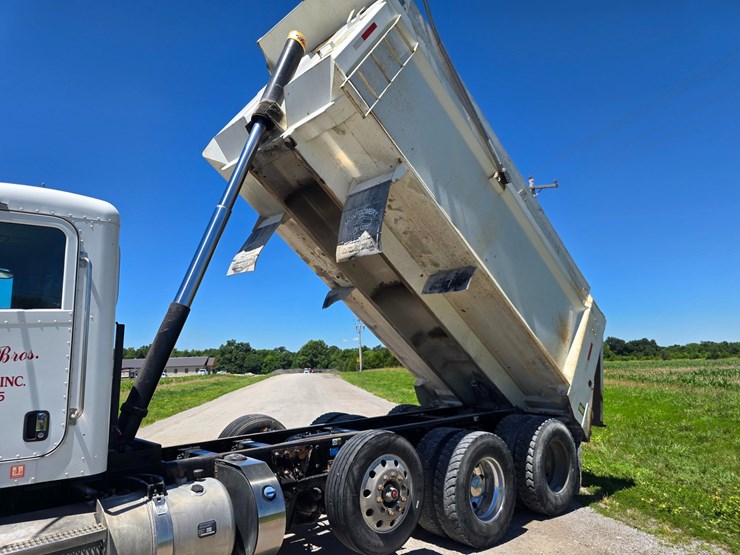 2017-peterbilt-365-image-54