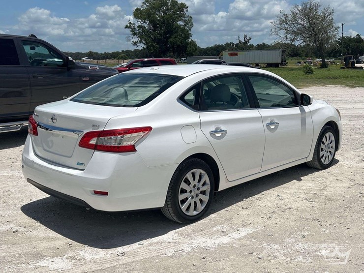 2013-nissan-sentra-sedan-image-3