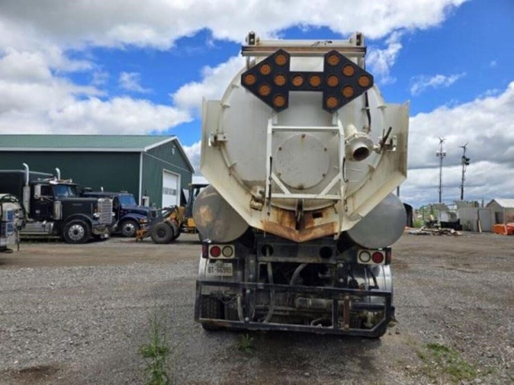 2002-freightliner-fl80-image-8