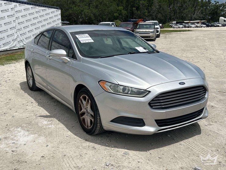 2014-ford-fusion-sedan-image-2
