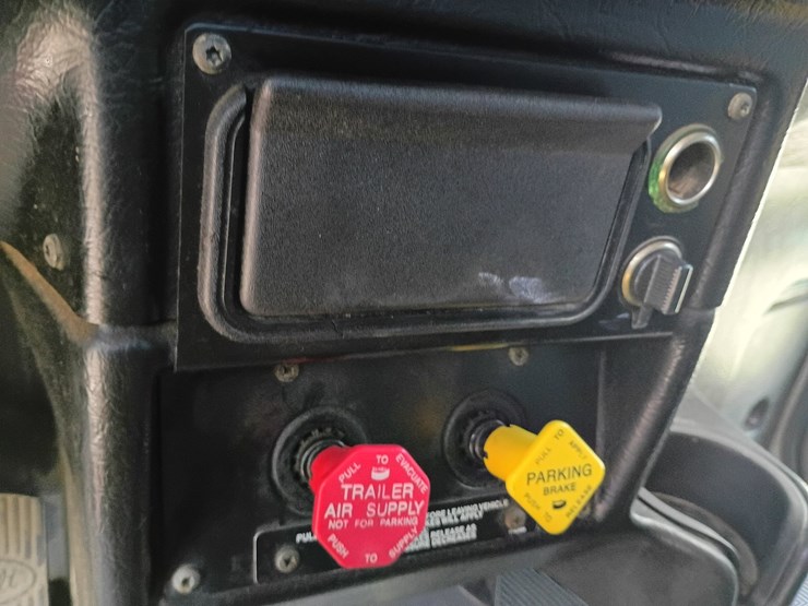 2005-peterbilt-379-image-55