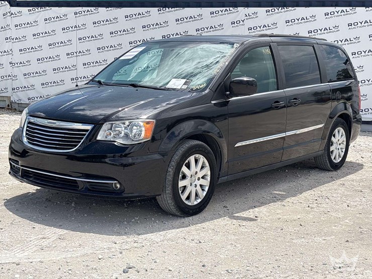 2015-chrysler-town-&-country-image-1