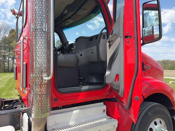 peterbilt-579-image-12