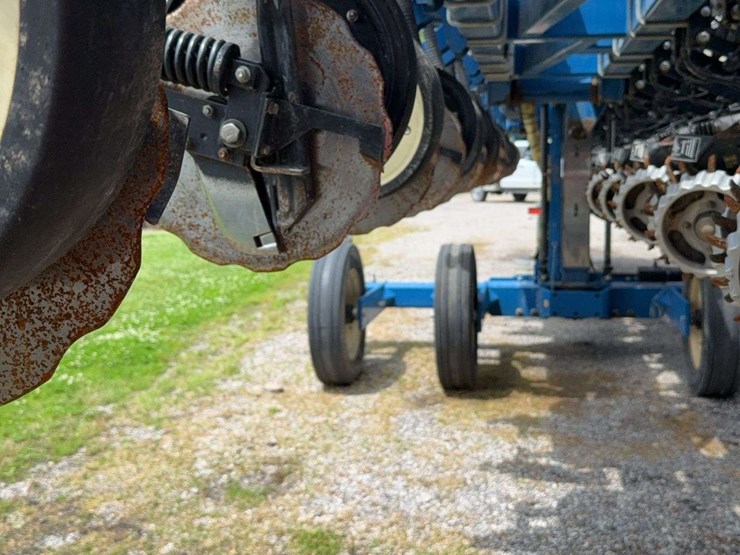 2014-kinze-16-row-corn-planter-with-dry-fertilizer-image-15