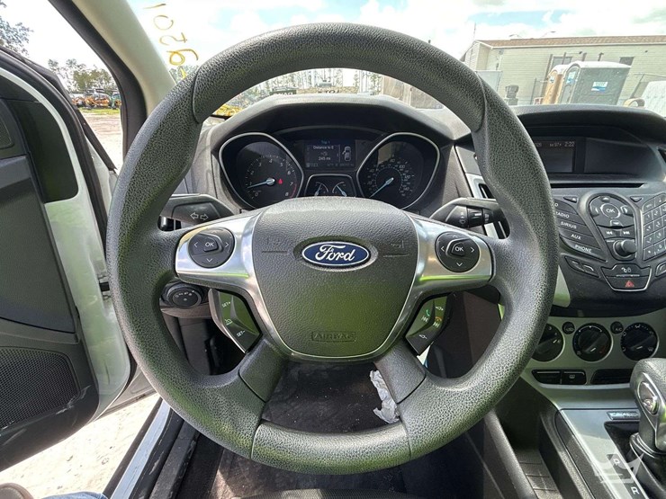 2012-ford-focus-sedan-image-12