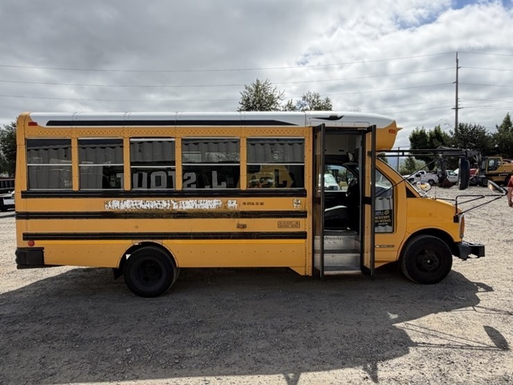 2002-chevrolet-express-3500-image-3