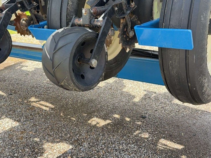 2014-kinze-16-row-corn-planter-with-dry-fertilizer-image-7